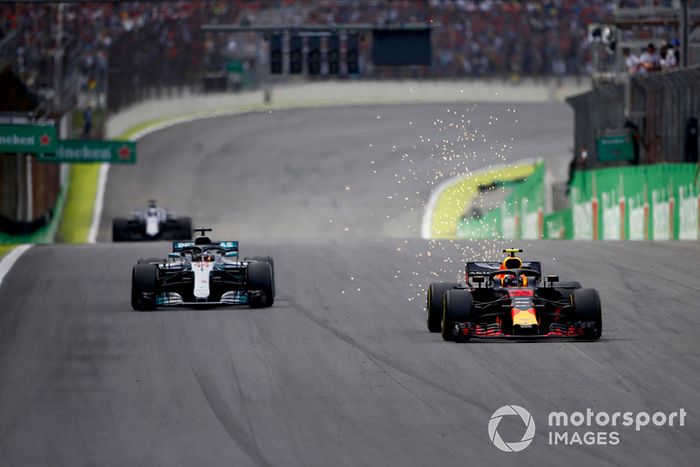 Max Verstappen, Red Bull Racing RB14, supera a Lewis Hamilton, Mercedes AMG F1 W09.