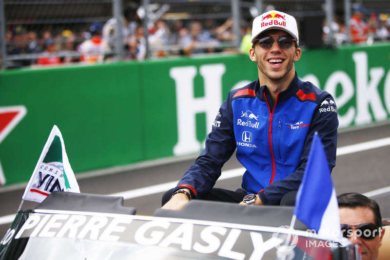Pierre Gasly, Scuderia Toro Rosso, en el desfile de pilotos