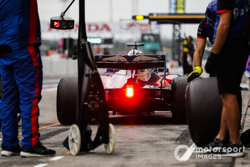 Brendon Hartley, Toro Rosso STR13, leaves his pit box after a stop during practice