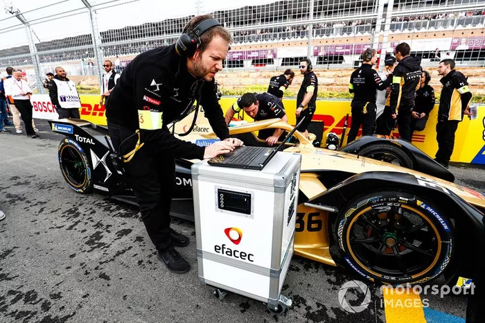 Ingenieros revisan el auto de Andre Lotterer car, DS TECHEETAH, DS E-Tense FE19 