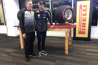 Mario Isola, Pirelli Spor Direktörü ve Daniel Ricciardo, Red Bull Racing