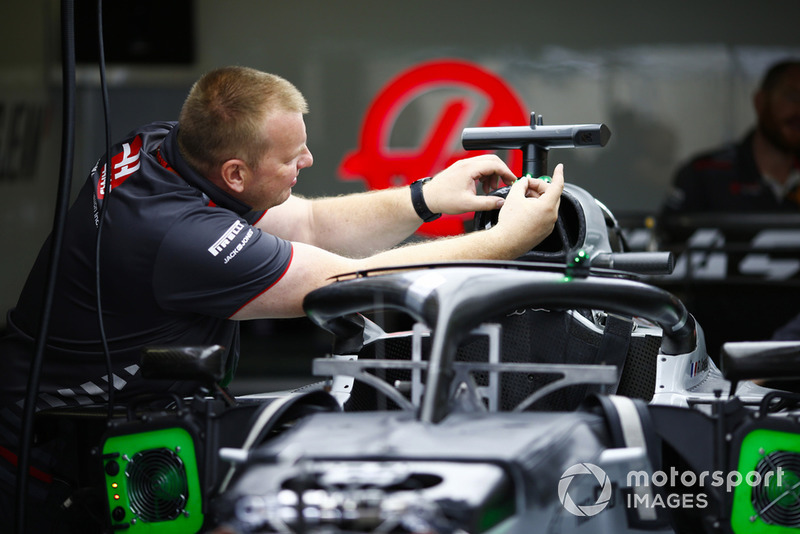Un membro del team Haas al lavoro