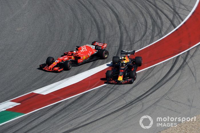 Sebastian Vettel, Ferrari SF71H y Daniel Ricciardo, Red Bull Racing RB14 colisionan en la primera vuelta