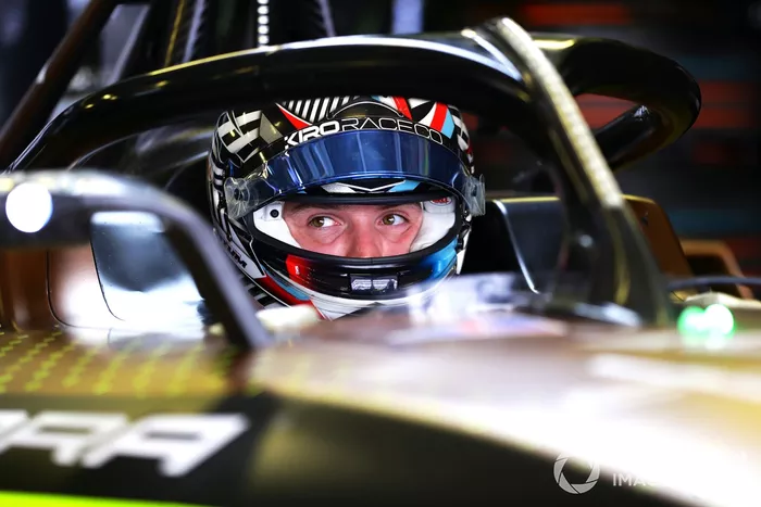 Dan Ticktum , CUPRA KIRO looks on