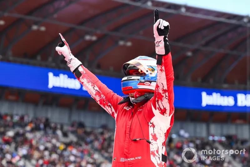 Oliver Rowland, vainqueur de la course, et l'équipe Nissan Formula E Team célèbrent leur victoire dans le parc ferme.