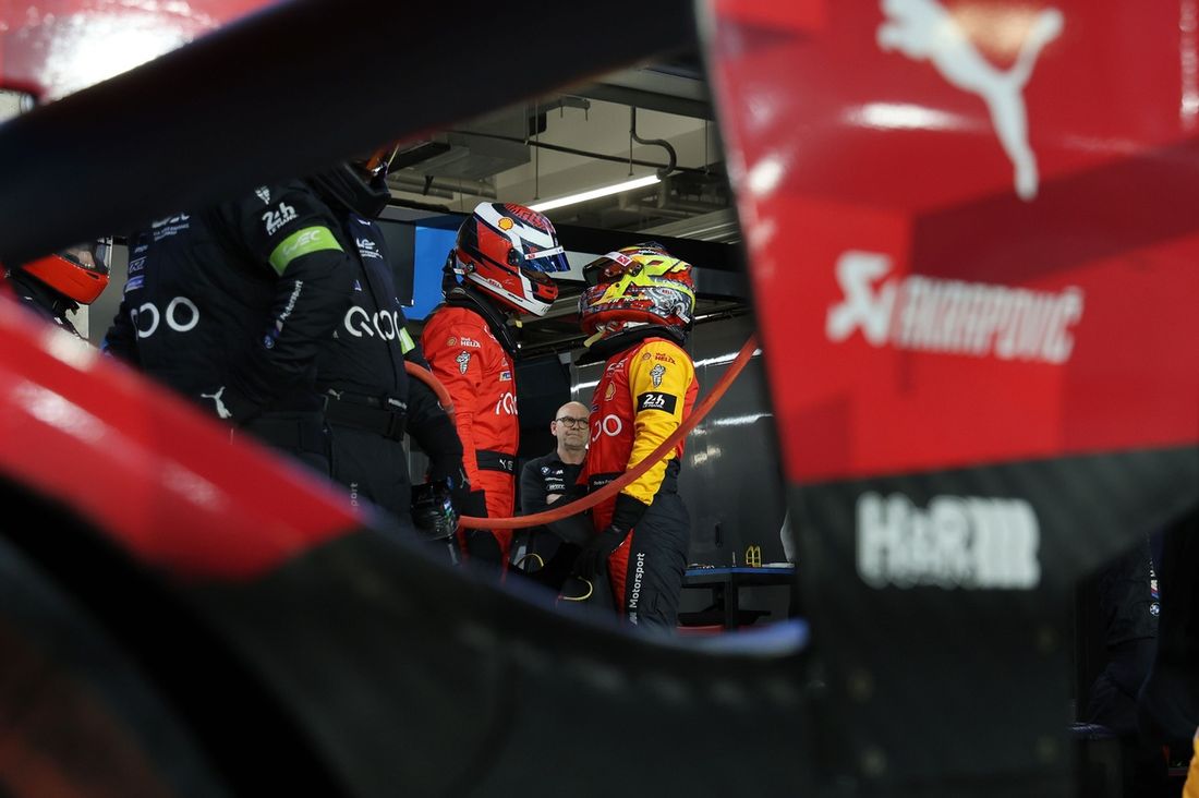 #20 BMW M Team WRT BMW M Hybrid V8: Robin Frijns, Sheldon Van Der Linde