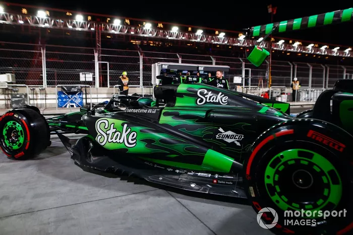 Valtteri Bottas, Stake F1 Team KICK Sauber C44, sale del garaje