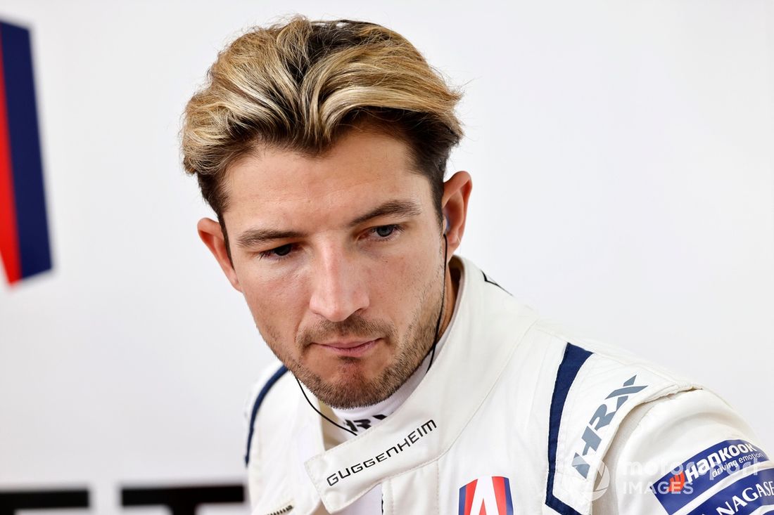 Jake Dennis de Gran Bretaña y Andretti Fórmula E observa en el garaje