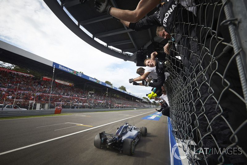 Lewis Hamilton, Mercedes AMG F1 W09 llega a la bandera a cuadros