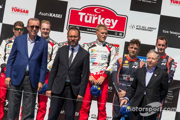 Podio: i vincitori Ott Tänak, Martin Järveoja, Toyota Gazoo Racing WRT Toyota Yaris WRC, secondi  Jari-Matti Latvala, Miikka Anttila, Toyota Gazoo Racing WRT Toyota Yaris WRC, terzi Hayden Paddon, Sebastian Marshall, Hyundai Motorsport Hyundai i20 Coupe WRC