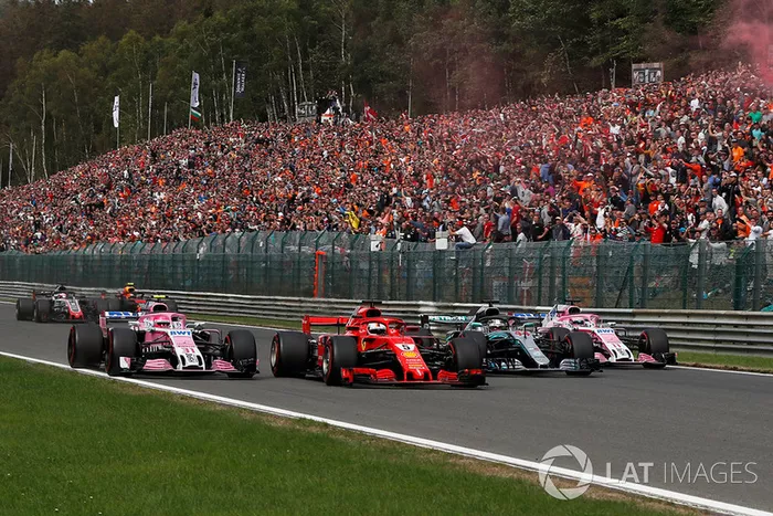 Esteban Ocon, Racing Point Force India VJM11, Sebastian Vettel, Ferrari SF71H, Lewis Hamilton, Mercedes AMG F1 W09 y Sergio Perez, Racing Point Force India VJM11 en la primera vuelta