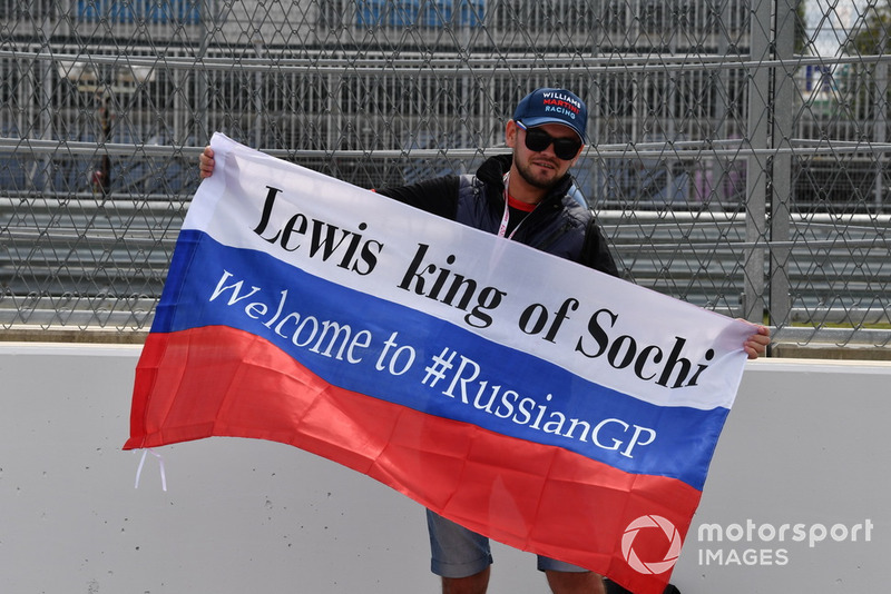 Un fan de Lewis Hamilton, Mercedes AMG F1 avec un drapeau
