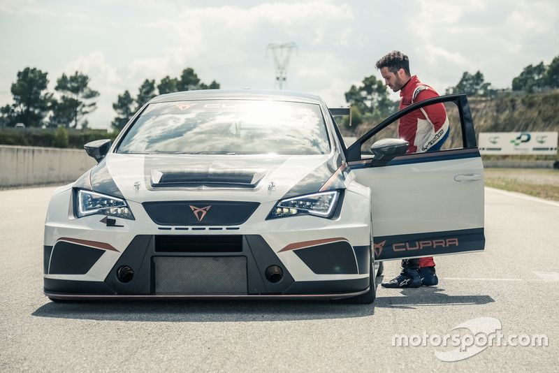 Андреа Довіціозо та Хорхе Лоренсо, гонщики Ducati MotoGP та пілоти CUPRA тестують гоночний автомобіль цієї марки