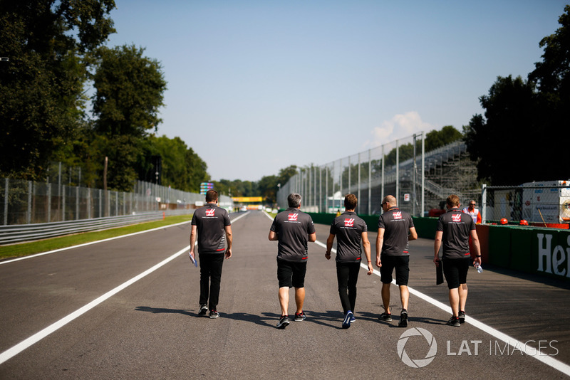 Romain Grosjean, Haas F1 Team, parcourt la piste à pied