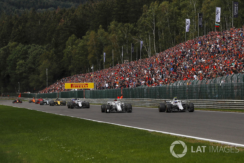 Marcus Ericsson, Sauber C37 and Sergey Sirotkin, Williams FW41 battle