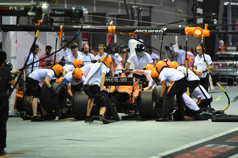 Stoffel Vandoorne, McLaren MCL33 pit stop