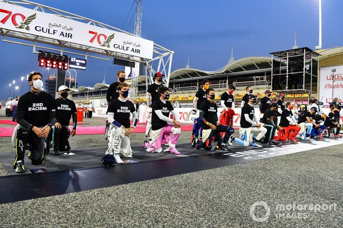 Los pilotos se paran y se arrodillan en apoyo de la campaña para el fin del racismo 