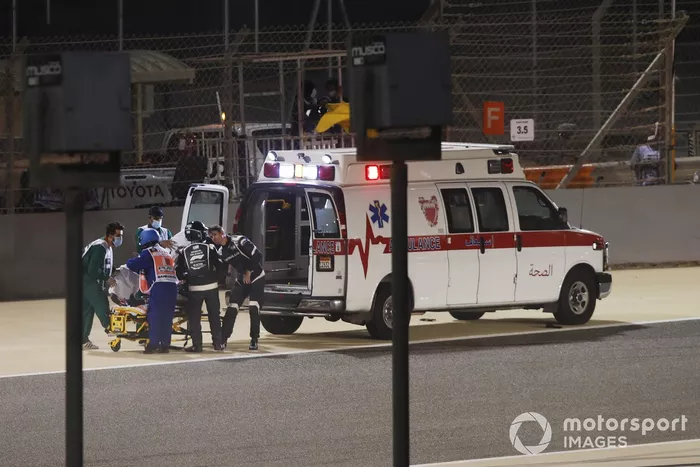 Delegados médicos asisten a Romain Grosjean, Haas F1, después de su accidente