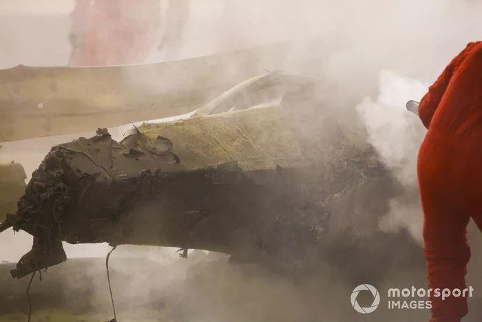 Oficiales de pista apagan el fuego del monoplaza de Romain Grosjean, Haas VF-20