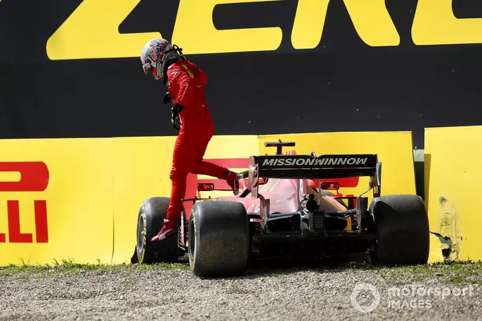 Charles Leclerc, Ferrari SF21, choca contra el muro