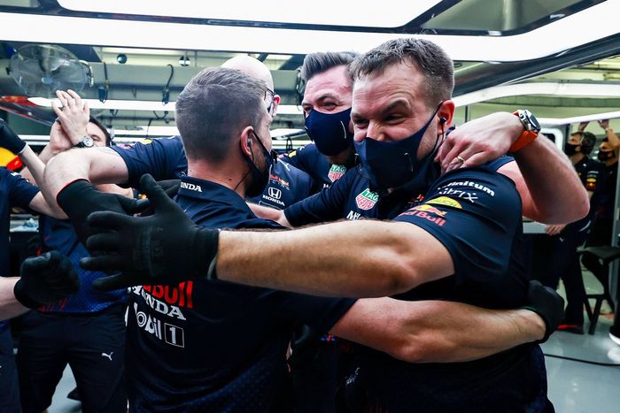 Los miembros del equipo Red Bull Racing celebran la pole position
