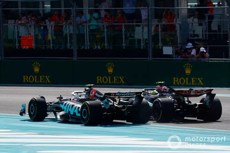 Nico Hulkenberg, Haas VF-24, aux prises avec Lewis Hamilton, Mercedes F1 W15