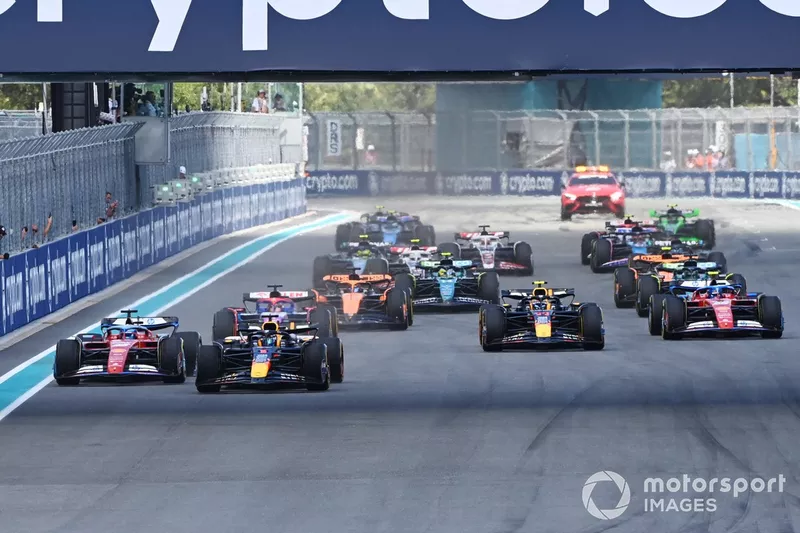 Max Verstappen, Red Bull Racing RB20, devance Charles Leclerc, Ferrari SF-24, Daniel Ricciardo, VCARB 01, Sergio Perez, Red Bull Racing RB20, Carlos Sainz, Ferrari SF-24, et le reste du peloton au départ de la course Sprint.