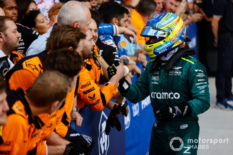 Fernando Alonso, Aston Martin F1 Team, felicita al equipo McLaren a su llegada al Parc Ferme