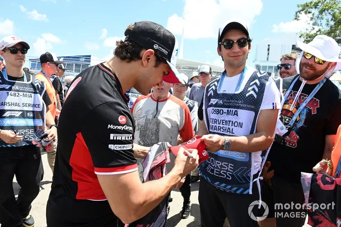 Pietro Fittipaldi, pilote de réserve, Haas F1 Team, signe des autographes pour les commissaires.