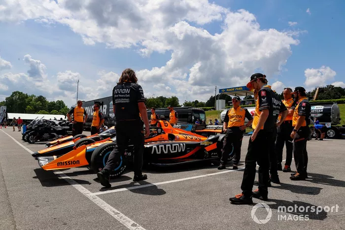Patricio O'Ward, Arrow McLaren SP Chevrolet, Felix Rosenqvist, Arrow McLaren SP Chevrolet equipos esperan para pasar por la revisión  técnica
