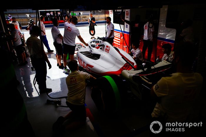 Kevin Magnussen, Haas VF-22, en el garaje con los mecánicos