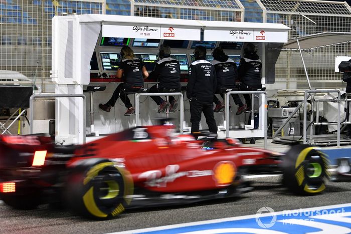 Charles Leclerc, Ferrari F1-75, pasa al Alfa Romeo en el pit lane