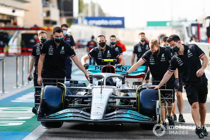 Mecánicos con el coche de Lewis Hamilton, Mercedes W13