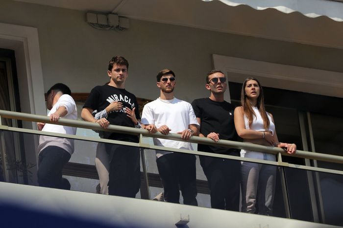 Charles Leclerc, Ferrari, viendo la carrera de Fórmula E