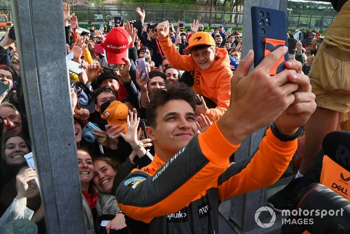 Lando Norris, McLaren, 3ª posición, se hace un selfie con los aficionados
