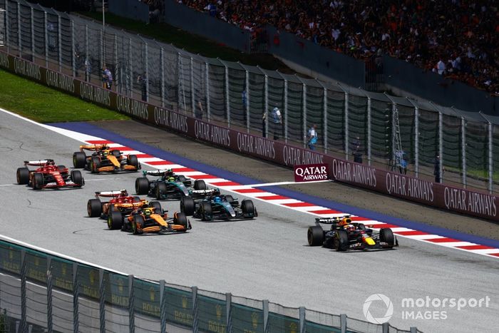 Max Verstappen, Red Bull Racing RB20, Lando Norris, McLaren MCL38, George Russell, Mercedes F1 W15, Carlos Sainz, Ferrari SF-24, Lewis Hamilton, Mercedes F1 W15, el resto de la parrilla en la primera vuelta.