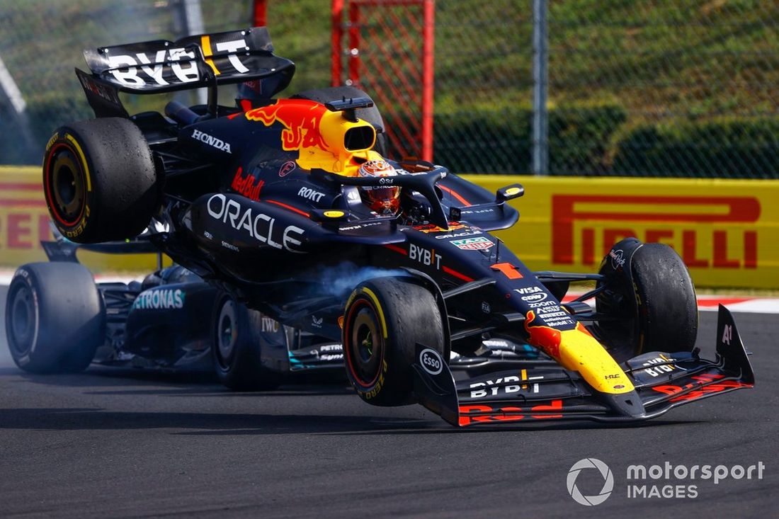 Max Verstappen, Red Bull Racing RB20, Lewis Hamilton, Mercedes F1 W15, colidem
