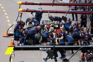 Parada en boxes de Max Verstappen, Red Bull Racing RB20, durante la FP1