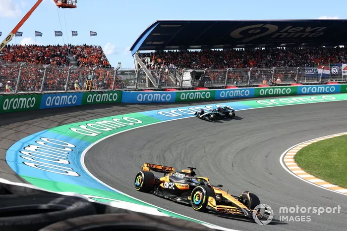 Oscar Piastri, McLaren MCL38, George Russell, Mercedes F1 W15, a la parrilla