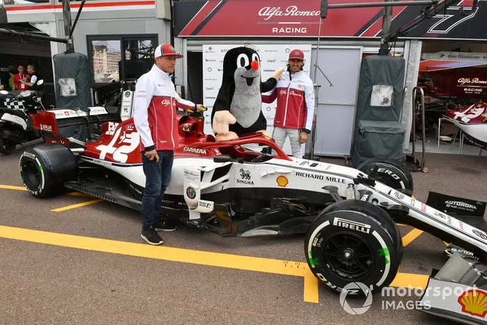 Kimi Raikkonen, Alfa Romeo Racing y Antonio Giovinazzi, Alfa Romeo Racing posan para una fotografía con un topo