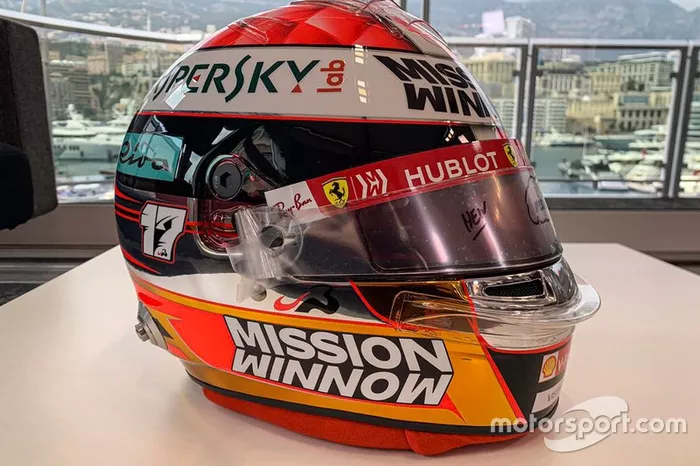 Casco de Charles Leclerc, Ferrari, para el GP de Mónaco
