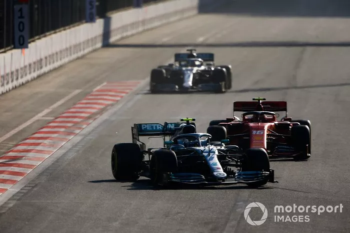 Valtteri Bottas, Mercedes AMG W10, Charles Leclerc, Ferrari SF90, y Lewis Hamilton, Mercedes AMG F1 W10