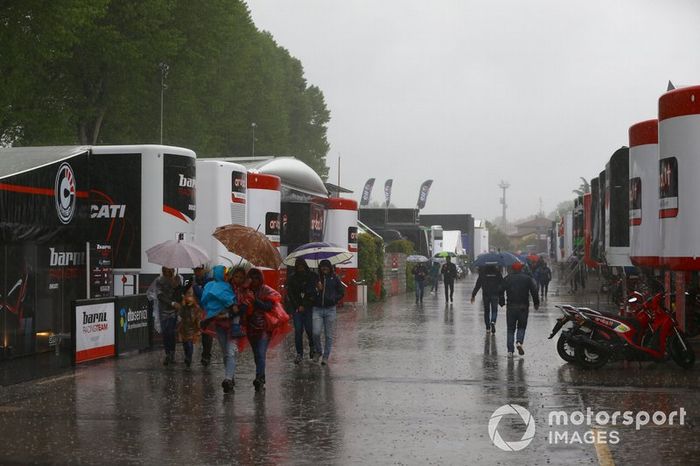 Lluvia en el  paddock