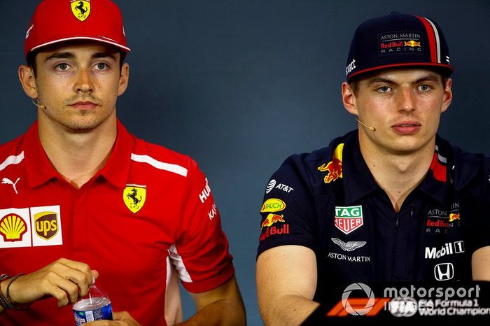 Charles Leclerc, Ferrari y Max Verstappen, Red Bull Racing en la conferencia de prensa
