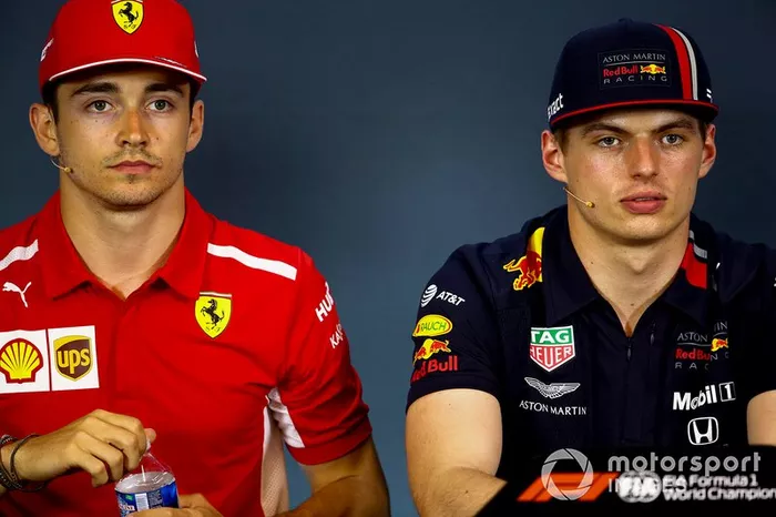 Charles Leclerc, Ferrari y Max Verstappen, Red Bull Racing en la conferencia de prensa