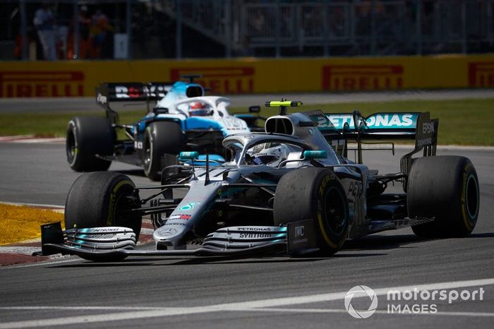Valtteri Bottas, Mercedes AMG W10, por delante de George Russell, Williams Racing FW42