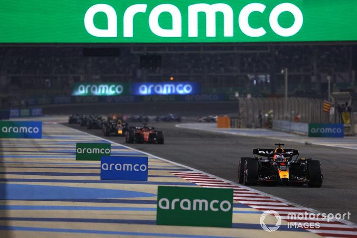 Max Verstappen, Red Bull Racing RB19, lidera Charles Leclerc, Ferrari SF-23, y Sergio Pérez, Red Bull Racing RB19.