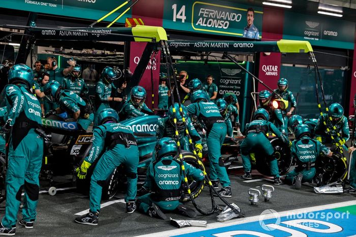 Lance Stroll, Aston Martin AMR23, hace una parada en boxes