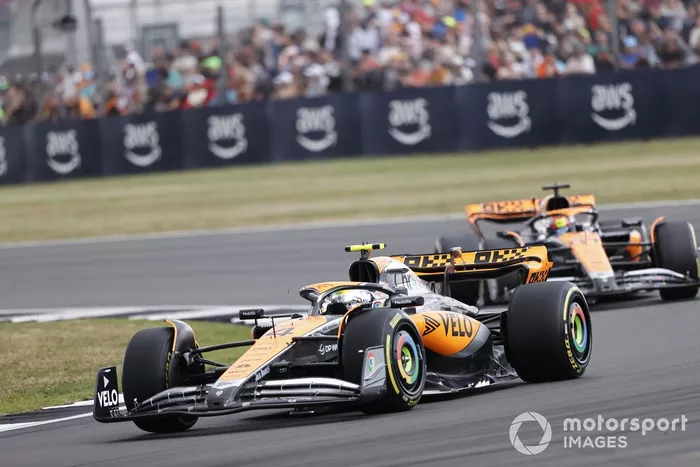 Lando Norris, McLaren MCL60, Oscar Piastri