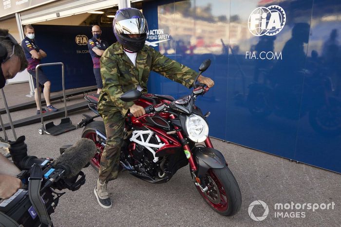 Lewis Hamilton, Mercedes en moto